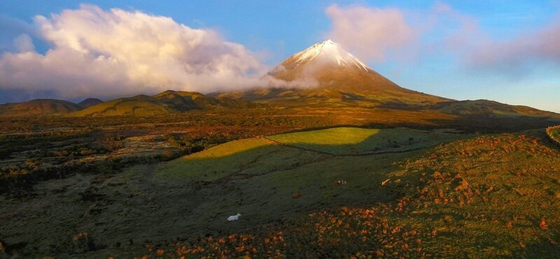 Azoren: An manchen Wintertagen trägt der Pico (2.351m) eine Schneehaube. – Bild: 3sat