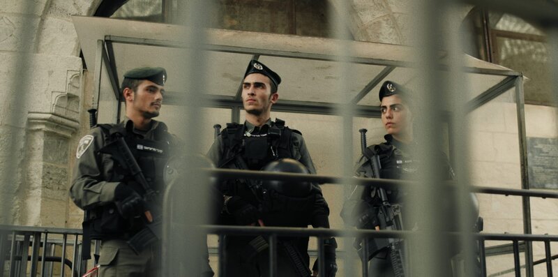 Kobi (Ido Elieli, l.), Avi (Ben Sultan, M.) und Miri (Noa Astanjelove, r.) sind auf Patrouille unterwegs. – Bild: ZDF und Ran Mendelson.