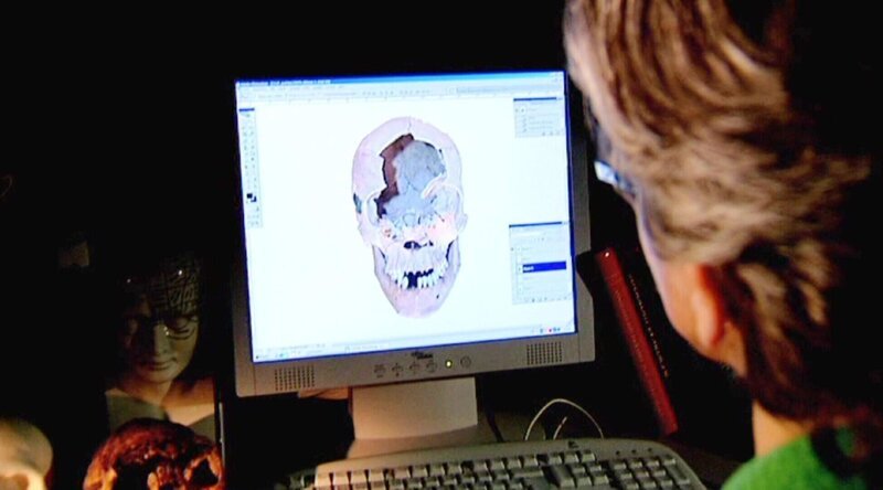 Fall „Die Knochenleser“: Dr. Backofen erstellt anhand der Schädelrekonstruktion am Computer ein Phantombild des Toten, um dessen Identität heraus zu finden. – Bild: RTL