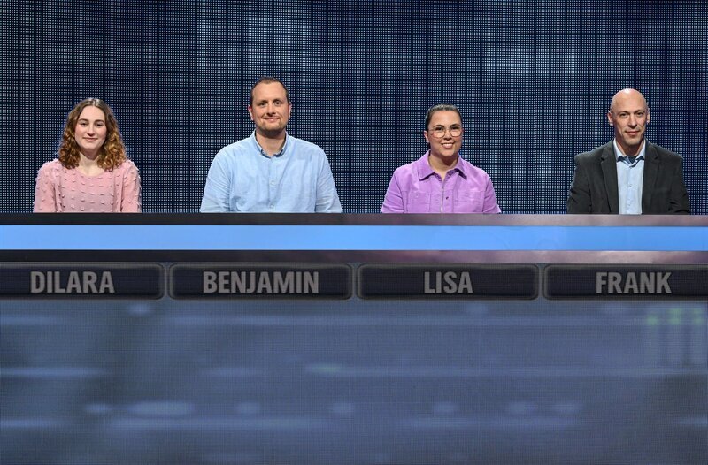 Die Kandidat:innen der Sendung (v.l.n.r. am Panel): Dilara Groß, Benjamin Glogowski, Lisa Kanzler, Frank Hecktor. – Bild: ARD/​Uwe Ernst