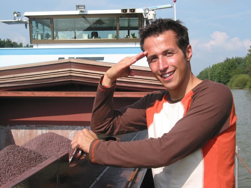 Willi Weitzel lernt das Leben und die Alltagsarbeit einer Familie auf einem Frachter kennen. Das Schiff transportiert regelmäßig Eisenerz von Holland nach Österreich. – Bild: BR/​megaherz gmbh