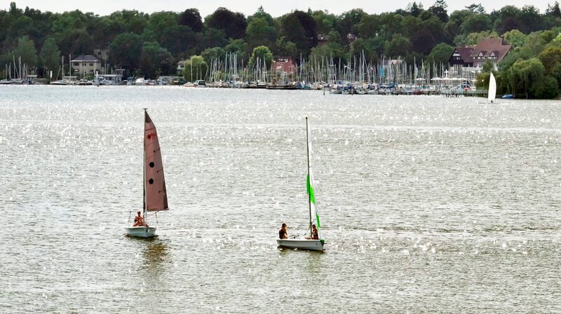 Badewanne der Berliner, Sehnsuchtsort, Ostsee des kleinen Mannes – was ist der Wannsee nicht alles! Kein Wunder, dass die Havelbucht im Südwesten Berlins so viele Menschen anzieht. Angel-Youtuber drehen hier schräge Videos, Hollywood-Stuntleute springen von Hausdächern. Die Autorin Anja Widell porträtiert in ihrer Dokumentation außergewöhnliche Menschen auf und am Wasser. – Segler auf dem Wannsee. – Bild: rbb/​Martin Paschkowski