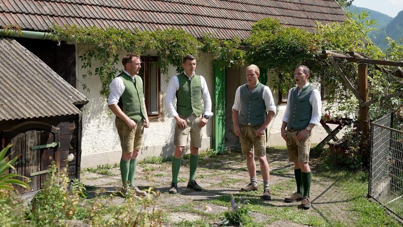 Die Hausbauern Buam geben ein Ständchen. – Bild: ORF/​Neulandfilm