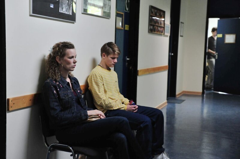 Paul Fischer (Max von der Groeben) und seine Mutter (Milena Dreißig) warten auf die Entscheidung. – Bild: BR/​Caroline Scharff