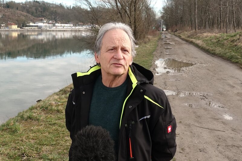 Manuel Garcia Barrado, der Sohn eines ehemaligen KZ-Häftlings aus Spanien, der nach der Befreiung in Mauthausen geblieben ist und später der Verwalter der Gedenkstätte war. – Bild: ORF