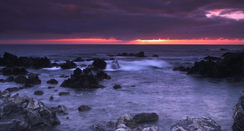 Küstenlandschaft im Westen der Azoren im Abendlicht. – Bild: 3sat