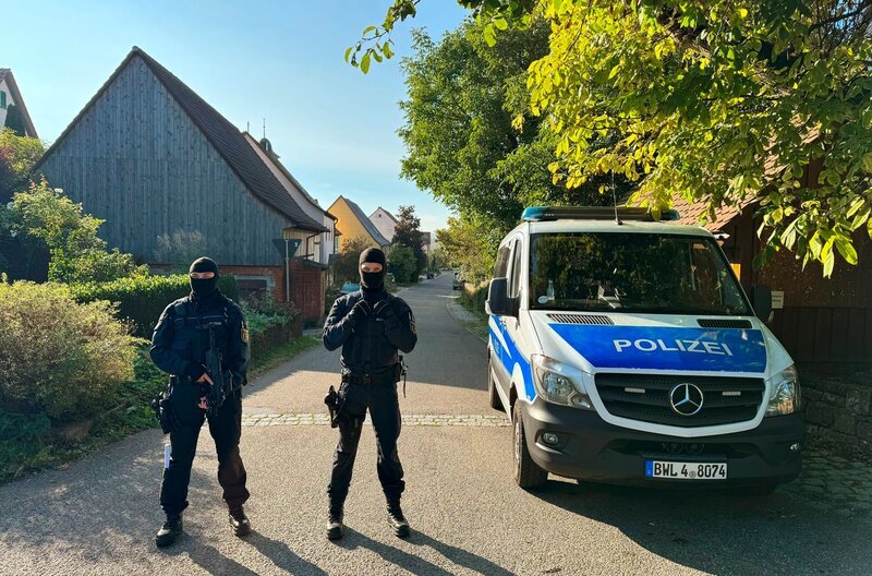 Mit einem Großeinsatz hat die Polizei in Kupferzell (Hohenlohekreis) das Verbot der rechtsextremistischen Vereinigung «Die Artgemeinschaft – Germanische Glaubens-Gemeinschaft wesensgemäßer Lebensgestaltung» durchgesetzt. – Bild: SWR/​picture alliance/​dpa