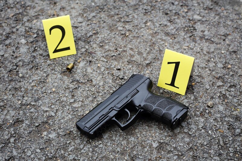 outdoor crime scene investigation. black pistol and marks – Bild: Aleksandar Kosev