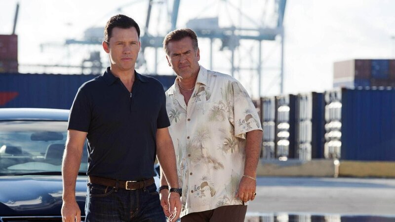 Michael (Jeffrey Donovan, l.) und Sam (Bruce Campbell) wollen auf einem Frachter anheuern. Gelingt ihnen die Flucht? – Bild: RTL /​ USA Network