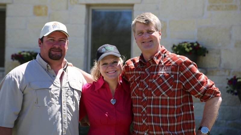 Pete Nelson with the treehouse owners. – Bild: Animal Planet /​ Discovery Communications