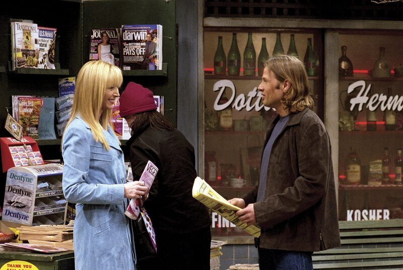 Phoebe (Lisa Kudrow, l.) liest die Zukunft ihrer Freunde aus Teeblättern. Ihr selbst prophezeit das Kraut einen Traummann, dem sie auch wirklich begegnet: Jim (James Le Gros, r.). – Bild: ProSieben