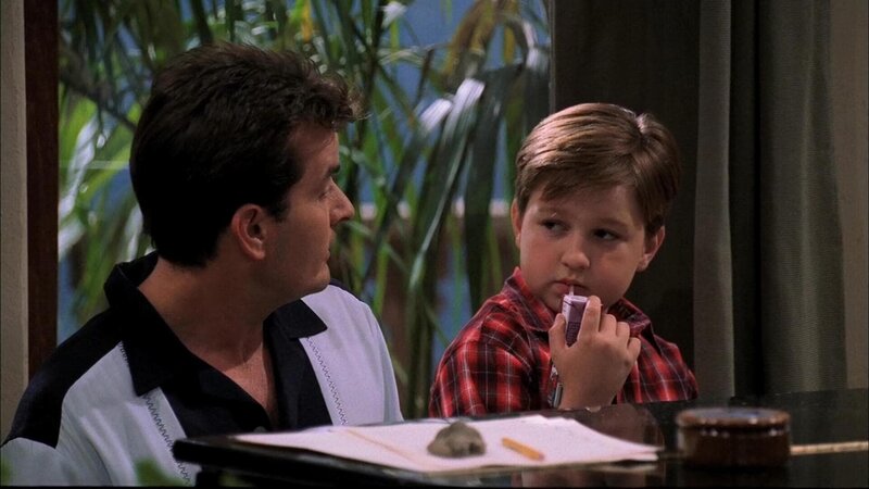 Charlie Sheen, Angus T Jones – Bild: PLURIMEDIA (Warner Bros)