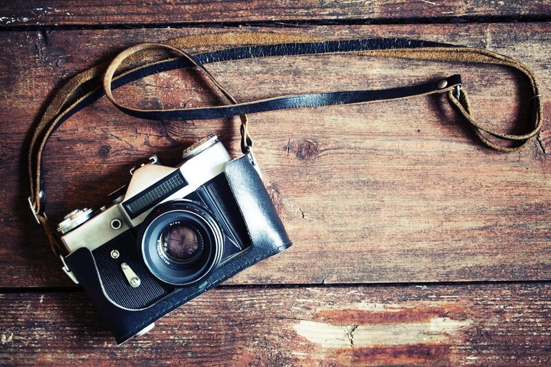 Alte Retro-Kamera auf Vintage-Holzplatten abstrakten Hintergrund – Bild: Shutterstock /​ Shutterstock /​ Copyright (c) 2014 iravgustin/​Shutterstock. No use without permission.