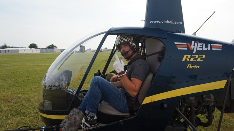 Co-pilot Gabriel Rieser on bord of the helicopter – Bild: Discovery Communications