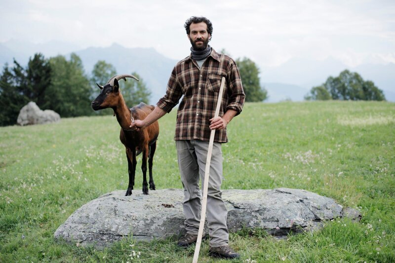 Ruben Lazzoni züchtet im Aostatal gamsfarbene Milchziegen. – Bild: ZDF und BR/​megaherz gmbh