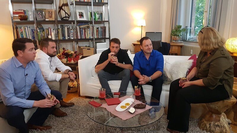 V.l.: Nico, Christian, Marko, Marco und Gastgeberin Corinna – Bild: RTL Living