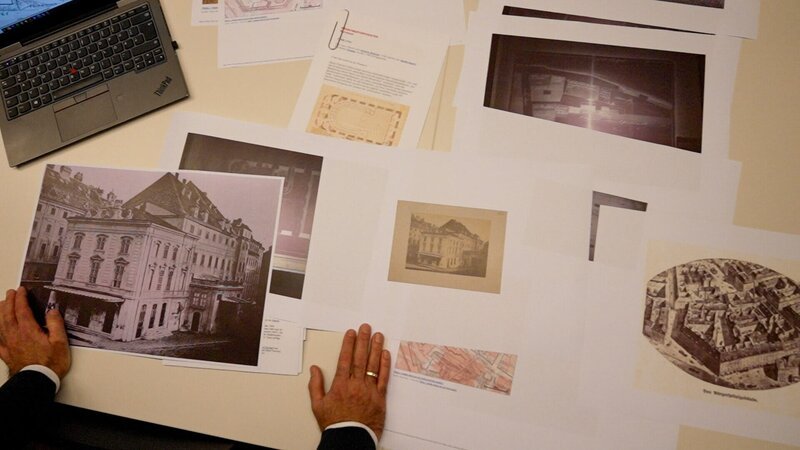 Recherchen zum Kärntnertortheater. – Bild: ORF/​Filmwerkstatt Wien/​Roman Bagner