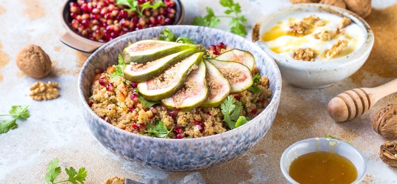 close-up view of tasty healthy couscous salat with figs fruits, nuts and pomegranate seeds – Bild: Shutterstock /​ Shutterstock /​ Copyright (c) 2019 KarepaStock/​Shutterstock. No use without permission.
