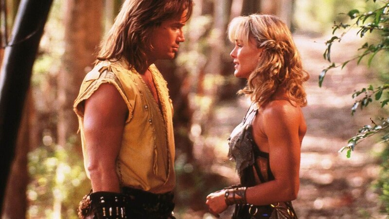 Hercules (Kevin Sorbo) erhält schlechte Nachrichten von Atalanta (Cory Everson). – Bild: TVNOW
