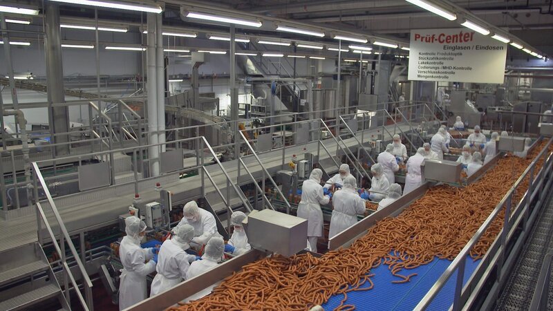 Würste werden zumeist aus Fleischresten hergestellt. Dabei handelt es sich nicht um Fleischabfall, sondern um Abschnitte, die zwar wertvoll, aber zu klein sind. – Bild: N24 Doku