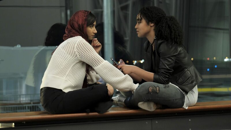 THE BOLD TYPE -- „Before Tequila Sunrise“ Episode 109 -- Pictured: (l-r) Nikohl Boosheri as Adena El Amin, Aisha Dee as Kat Edison -- (Photo by: Philippe Bosse/​Freeform/​Universal Television) – Bild: 2017 Universal Television LLC. ALL RIGHTS RESERVED. /​ Philippe Bosse Lizenzbild frei