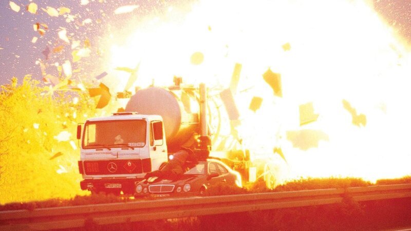 Ein anonymer Bombenleger erpresst den Spediteur Giering und jagt einen seiner Tankwagen in die Luft, doch zum Glück wird niemand verletzt. Jan und Semir übernehmen den Fall … – Bild: RTL /​ Guido Engels