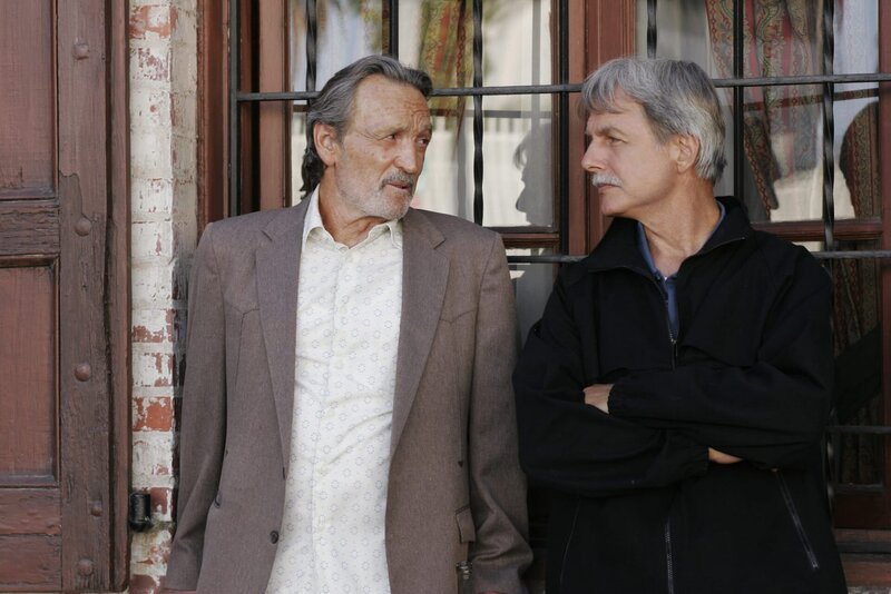 Gibbs (Mark Harmon, r.) bittet NIS Agent Mike Franks (Muse Watson, l.) um Hilfe in seinem aktuellen Fall … – Bild: CBS Television Lizenzbild frei