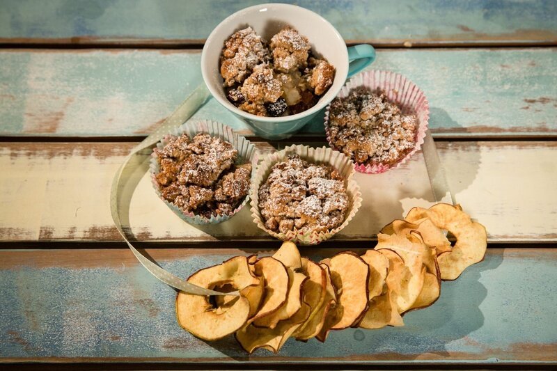 Apfel-Streusel-Törtchen und Apfelringe. – Bild: ORF/​Rothkopf Rene