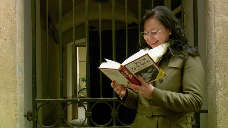Mutzenbacher – Frau Iontcheva liest aus dem Buch. – Bild: ORF/​pre tv