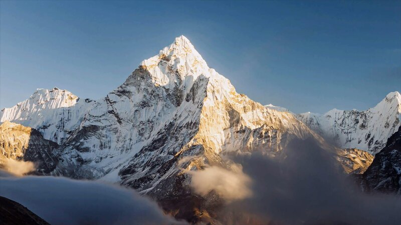 Der Gipfel des Mount Everest ist ein Sehnsuchtsort, aber der gefährliche Aufstieg forderte schon mehr als 300 Menschenleben. – Bild: ZDF und © gettyimages.