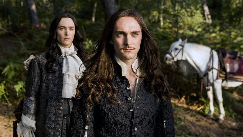 On right: Louis XIV (George Blagden) – Bild: SquareOne Entertainment /​ Thibault Grabherr Lizenzbild frei
