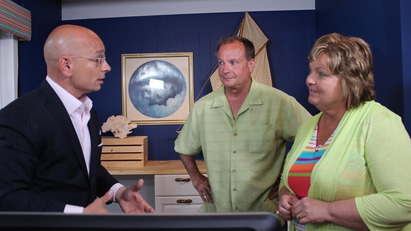 Host Anthony Melchiorri reveals the new reservation system to Tammy and Terry Bork in the lobby of the Beachfront Inn, Bailey’s Harbow, WI, as seen on Travel Channel’s Hotel Impossible. – Bild: 2013,The Travel Channel, L.L.C. All Rights Reserved