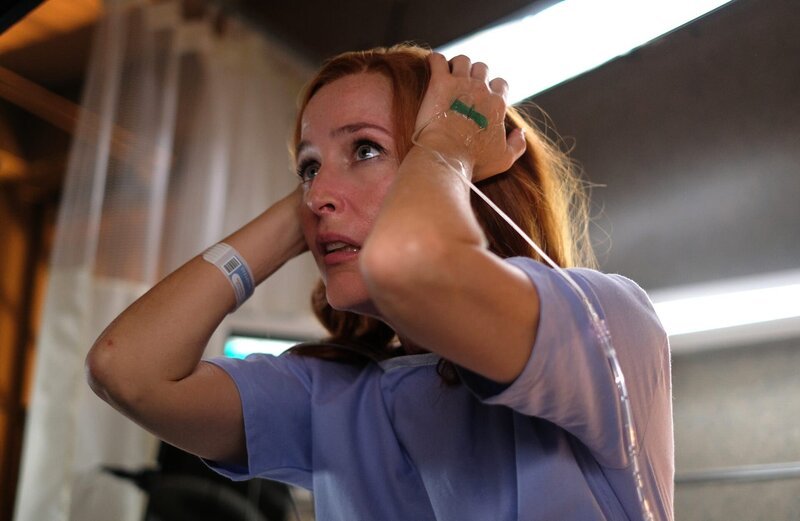 Während ihrer Bewusstlosigkeit blickt Scully (Gillian Anderson) in eine erschreckende Zukunft und will diese um jeden Preis ändern … – Bild: 2017 Fox and its related entities. All rights reserved. Lizenzbild frei