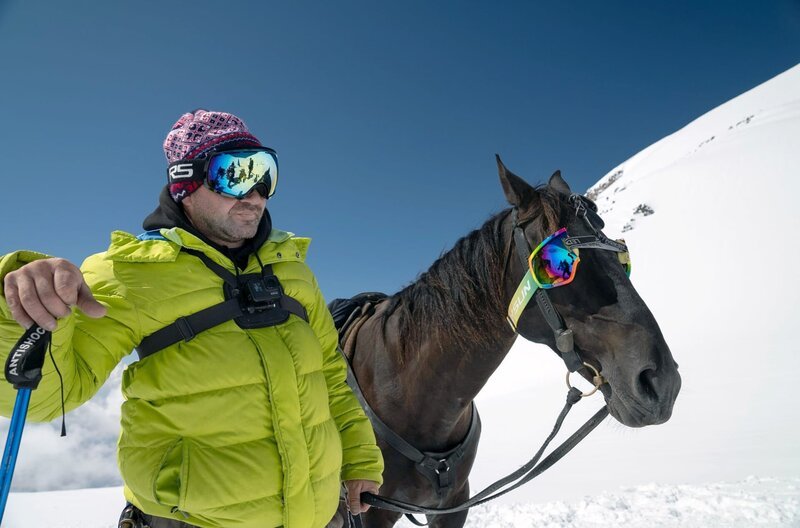 Ist der über 5.600 Meter hohe Elbrus mit den Karachai-Pferden bezwingbar? – Bild: MedienKontor /​ © MedienKontor