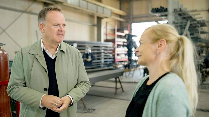 Christian Sievers im Gespräch mit Nadine Eisner, Geschäftsführerin BEFA Belziger Fahrzeugbau, Bad Belzig, Brandenburg – Bild: ORF/ZDF/Jonny Müller-Goldenstedt Christian Sievers im Gespräch mit Nadine Eisner, Geschäftsführerin BEFA Belziger Fahrzeugbau, Bad Belzig, Brandenburg – Bild: ORF/ZDF/Jonny Müller-Goldenstedt