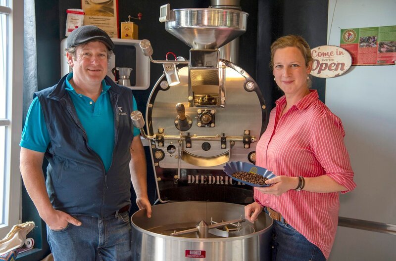 Gastgeberin Kathrin Nowicki mit ihrem Mann Christian, der Kaffeeröster ist und die „Land und Lecker“-Teilnehmer zu einem Kaffeetasting einlädt. – Bild: WDR/​Melanie Grande
