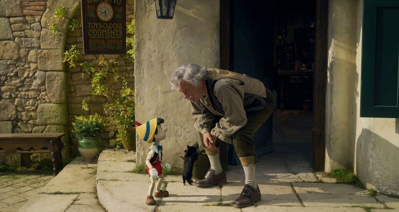 L-R: Pinocchio, Figaro und Geppetto (Tom Hanks) – Bild: Courtesy of Disney+