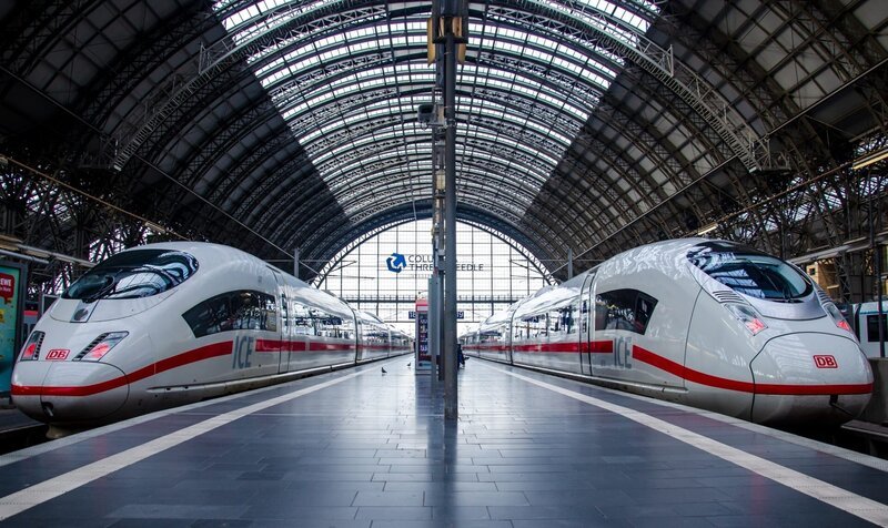 Frankfurt, Deutschland – 13. Oktober 2022: Intercity Express (allgemein bekannt als ICE) ist ein Hochgeschwindigkeitsbahnsystem in Deutschland. Frankfurter Hauptbahnhof – Bild: Shutterstock /​ Lutsenko_Oleksandr /​ editorial use only