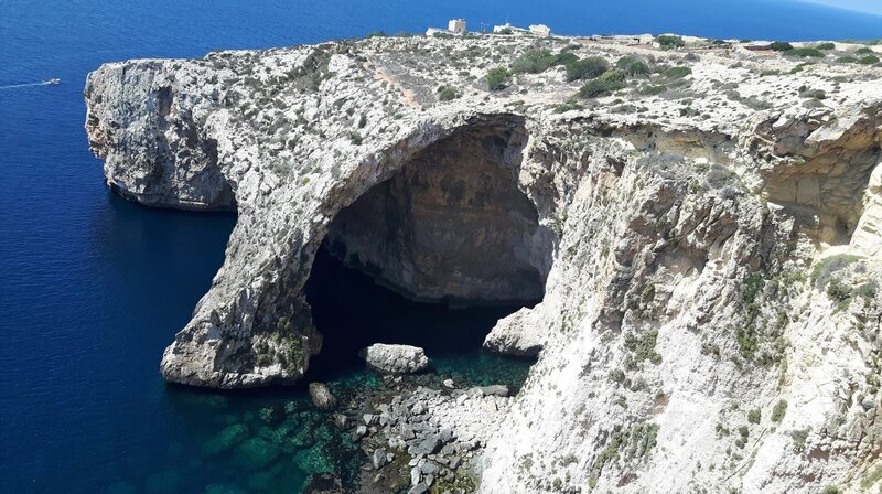 Die Blaue Grotte im Südwesten der Insel Malta. – Bild: NDR/​Geoprofi Lars – via Wikimedia Commons (https:/​/​commons.wikimedia.org/​wiki/​File:Die_Blaue_Grotte_Malta.jpg?uselang=de)