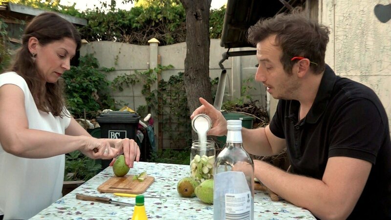 Henning und seine Frau Anja wiederum haben beschlossen, sich an einem selbstgemachten Birnenlikör aus Gartenobst zu versuchen. – Bild: RTL Zwei