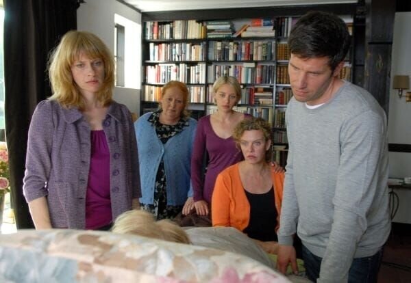 Gemeinsam nehmen Daniel (Tim Bergmann, re.), Charlotte (Margarita Broich, 2.v.re.), Jenny (Jytte-Merle Böhrnsen, Mitte), Rita (Ulrike Bliefert, 2.v.li.) und Ellen (Caroline Peters, li.) Abschied von Luise. – Bild: port.hu Gemeinsam nehmen Daniel (Tim Bergmann, re.), Charlotte (Margarita Broich, 2.v.re.), Jenny (Jytte-Merle Böhrnsen, Mitte), Rita (Ulrike Bliefert, 2.v.li.) und Ellen (Caroline Peters, li.) Abschied von Luise. – Bild: port.hu