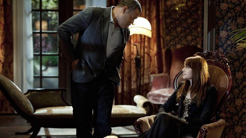 Ray Langston (Laurence Fishburne) versucht herauszufinden, ob Lady Heather (Melinda Clarke) ihm etwas verschweigt. – Bild: RTL /​ CBS