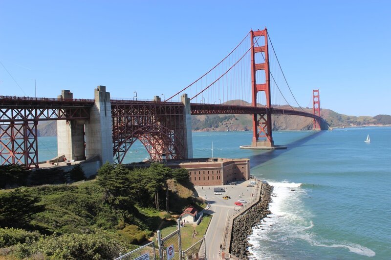 Nur wenige Touristen und auch Einheimische kennen die ganze Geschichte der Golden Gate Bridge, obwohl diese einiges zu bieten hat … – Bild: port.hu