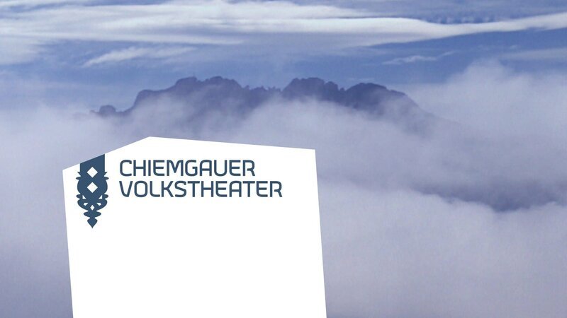 Key Visual Sendereihenbild mit Typo zu „Chiemgauer Volkstheater“. – Bild: Foto Sessner, Montage: BR /​ BR /​ BR/​Foto Sessner/​Montage: BR