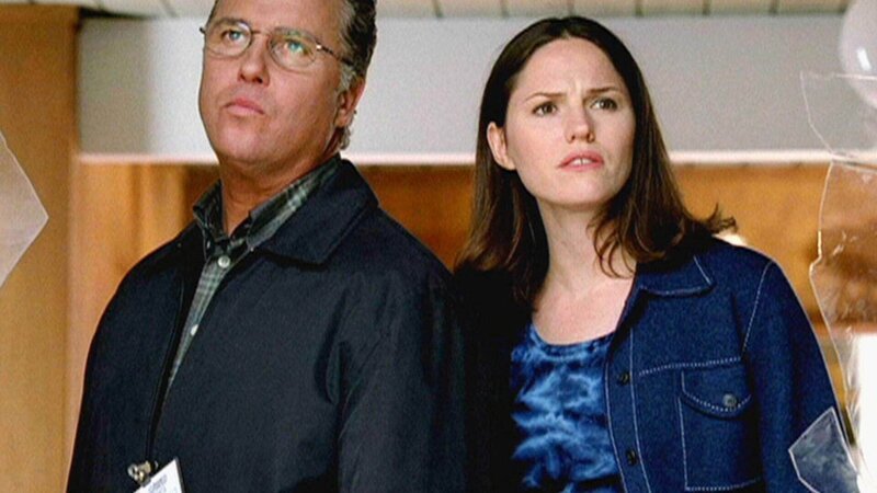 Gil Grissom (William Petersen) und Sara (Jorja Fox) suchen nach Spuren in der Wohnung einer ermordeten Frau. – Bild: MG RTL D /​ CBS