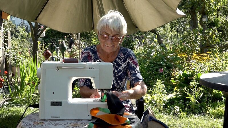 In der Kleingartenanlage steht das traditionelle Erntedankfest kurz bevor. Rentnerin Ingrid will dazu eine selbstgebastelte Wimpelkette aus alten Regenschirmen basteln. – Bild: RTL Zwei