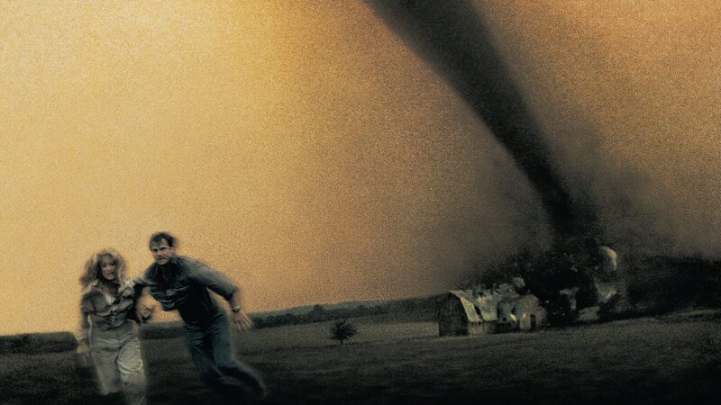Ein Tornado richtet all seine Kraft auf einen Bauernhof, Jo (Helen Hunt) und Bill (Bill Paxton) fliehen gemeinsam. – Bild: ZDF und David James./​David James