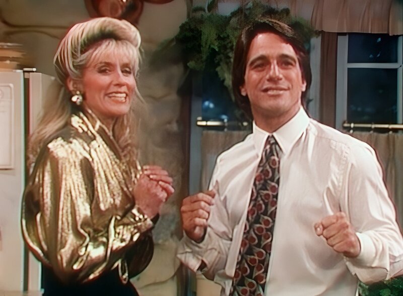 Tony (Tony Danza, r.) und Angela (Judith Light, l.) feiern im Büro einen vielversprechenden Werbeauftrag … – Bild: Columbia