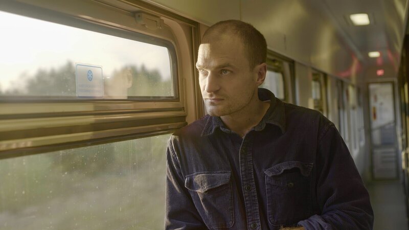 Fotograf Vincent Haiges (36) im Zug auf dem Weg in die Ukraine. – Bild: ZDF und Luise Schröder./​Luise Schröder