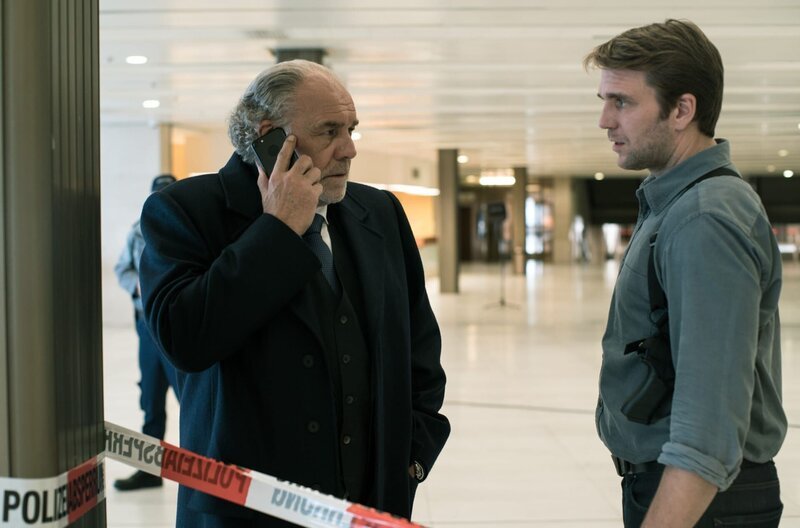 Borchert (Christian Kohlund, li.) bietet Furrer (Pierre Kiwitt) seine Hilfe an. – Bild: ORF/​Degeto/​Roland Suso Richter